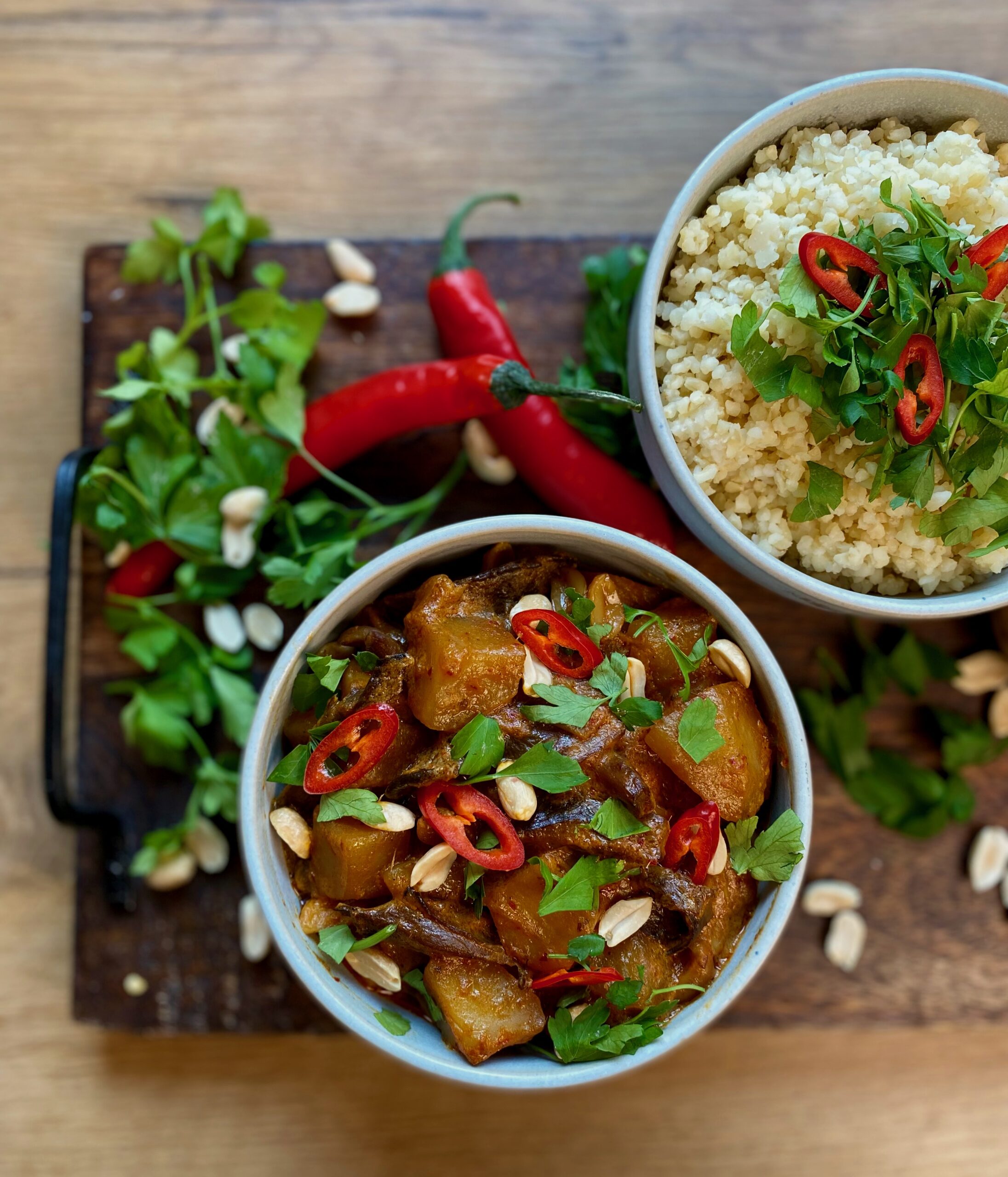 Wegańskie ziemniaczane massaman curry jest aromatyczne, rozgrzewające i sycące. Połączenie boczniaków, ziemniaków i orzechów ziemnych.