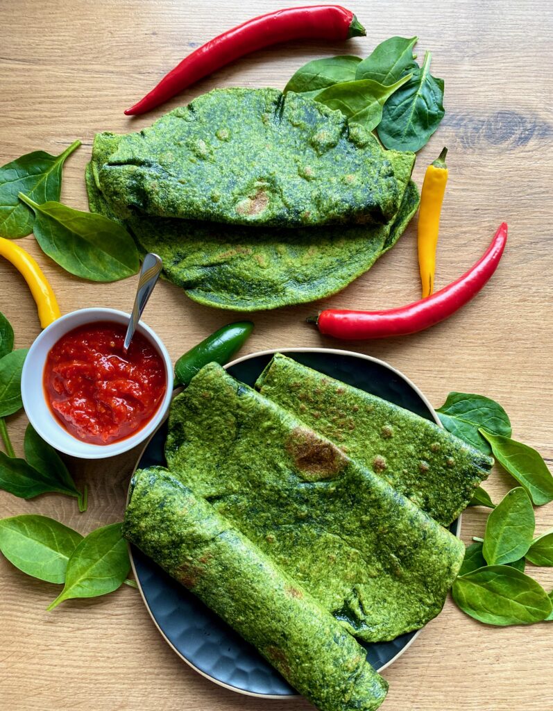 Wegańskie domowe szpinakowe tortille. Łatwy wegański przepis, idealny na szybki i smaczny posiłek. Mają smakowity zielony kolor
